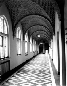 Interieur van het klooster gang met tegelvloer en ramen, Bestanddeelnr 252-0868