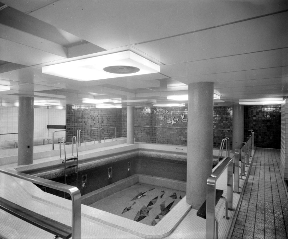 Interieur van het nieuwe vlaggeschip De Rotterdam is gereed, het binnenzwembad, Bestanddeelnr 910-5724