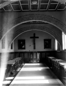 Interieur van het klooster refter (eetzaal) met voorleesgestoelte, kruisbeeld e, Bestanddeelnr 252-0866