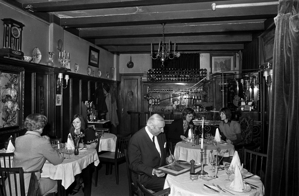 Interieur restaurant Adrian in Reguliersdwarsstraat, opdracht Parool, Bestanddeelnr 926-1245