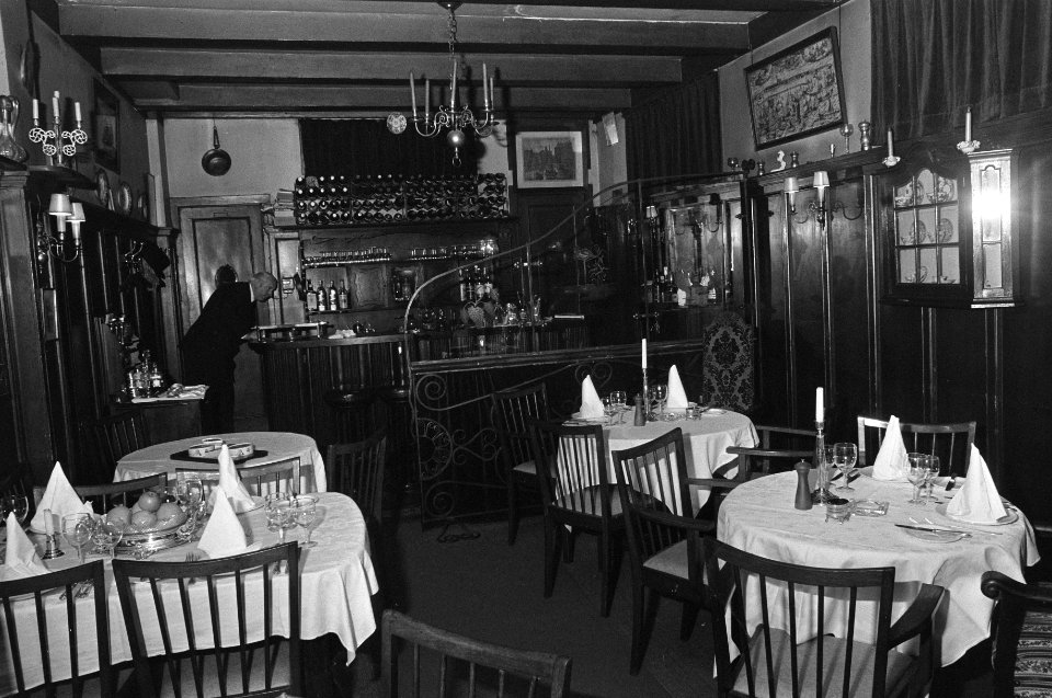 Interieur restaurant Adrian in Reguliersdwarsstraat, opdracht Parool, Bestanddeelnr 926-1244