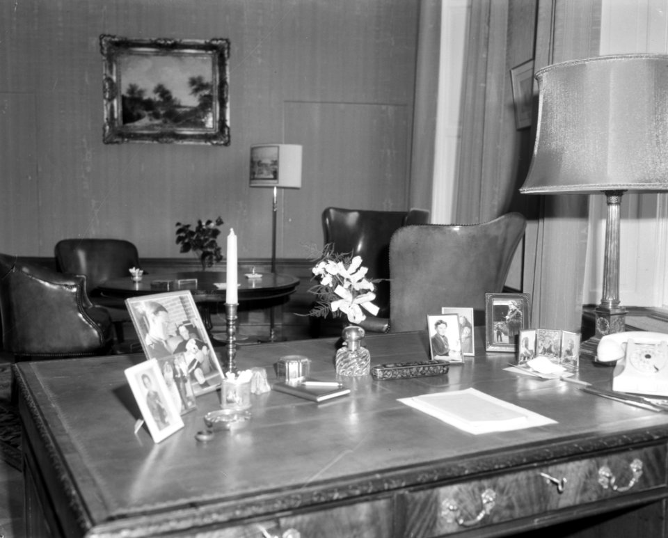 Interieur Slot Drakensteyn De werkkamer met het bureau van de Prinses, Bestanddeelnr 914-9943