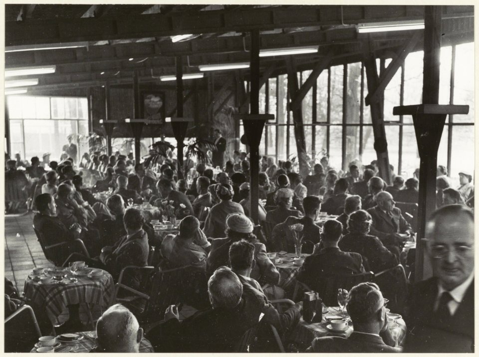 Interieur van het restaurant op de Linnaeushof. NL-HlmNHA 54010279