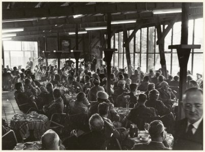 Interieur van het restaurant op de Linnaeushof. NL-HlmNHA 54010279