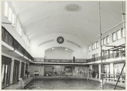 Interieur van het Stoop's Bad, dat in 1984 werd opgeknapt. NL-HlmNHA 54014417