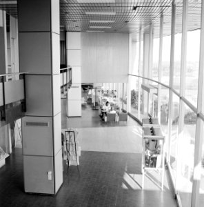 Interieur van het Avia-hotel met rechts de glazen gevel, Bestanddeelnr 255-3090