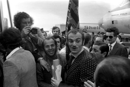 Inter Milan-voetballer Sandro Mazzola met supporters, Bestanddeelnr 925-6249