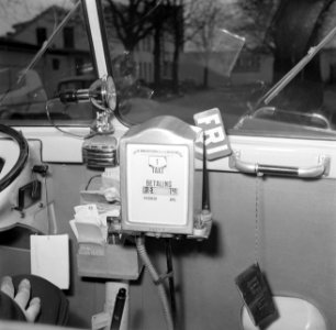 Interieur van een volkswagen taxibusje met onder andere een taximeter, Bestanddeelnr 252-8846