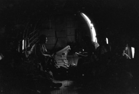 Interieur van een vliegtuig. Militairen en munitiekisten, Bestanddeelnr 5118