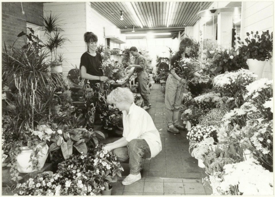 Interieur van bloemenzaak Van Hesteren aan het Julianapark 46-48, NL-HlmNHA 54031378
