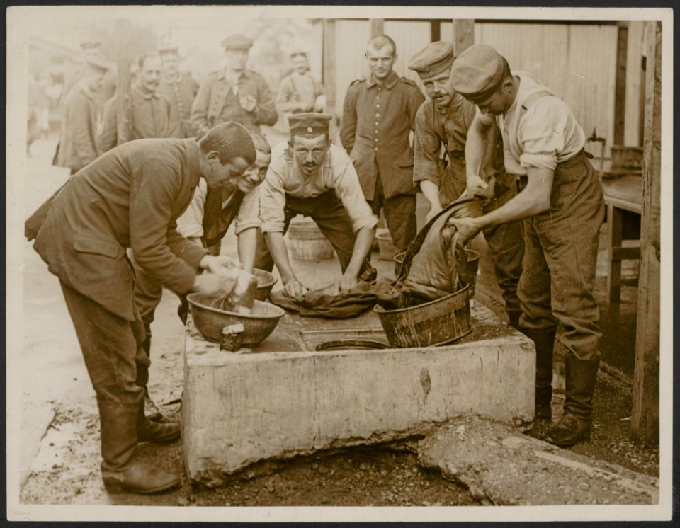 Interesting scenes taken on the arrival of German Prisoners at Southampton befor, Bestanddeelnr 158-1954