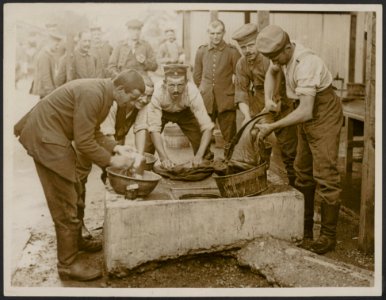 Interesting scenes taken on the arrival of German Prisoners at Southampton befor, Bestanddeelnr 158-1954