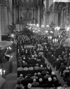 Intergeallieerde dodenherdenking in de Westerkerk, overzicht van de kranslegging, Bestanddeelnr 910-8057