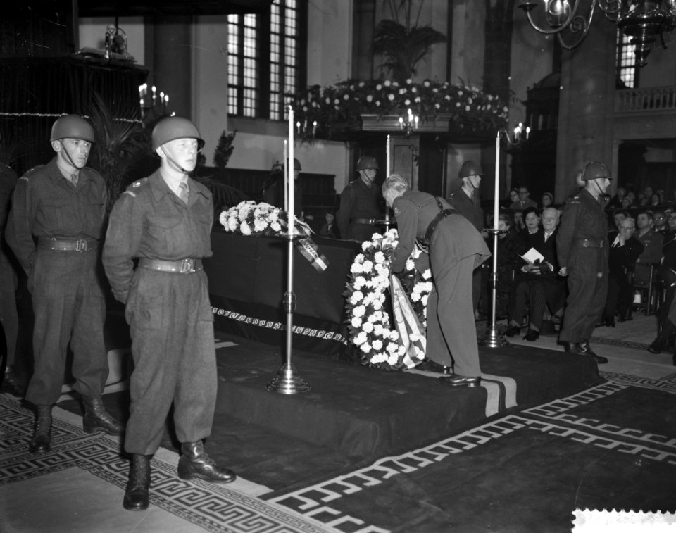Intergeallieerde dodenherdenking in de Westerkerk, overzicht van de kranslegging, Bestanddeelnr 910-8054