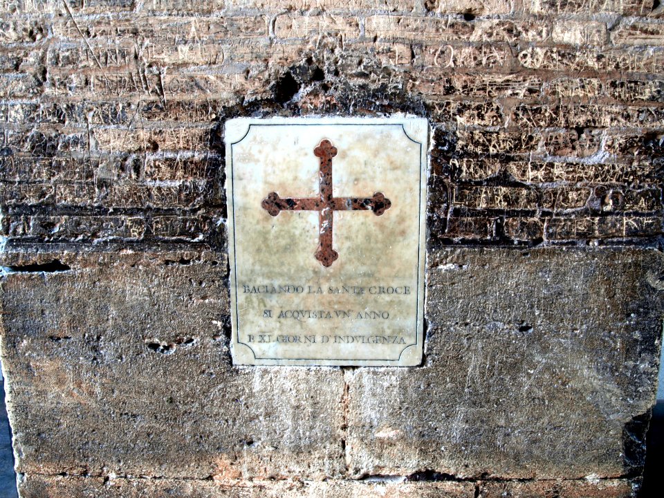 Interior of the Colosseum, Baclando la Santa Croce