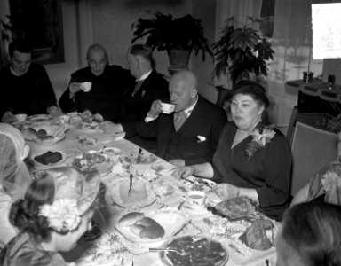 Huwelijk van de heer Hans Smulders met Mary Sevenstern te Dieren. Broodmaaltijd., Bestanddeelnr 934-7070 photo