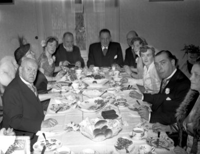 Huwelijk van de heer Hans Smulders met Mary Sevenstern te Dieren. Broodmaaltijd., Bestanddeelnr 934-7071 photo