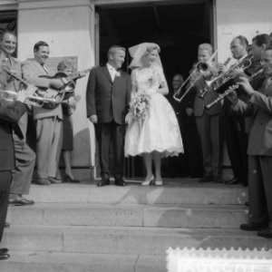 Huwelijk van Dick Kaart en Carry Ansink , Skymasters brengen serenade, Bestanddeelnr 910-5569