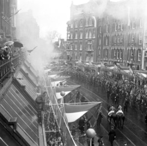 Huwelijk prinses Beatrix en Claus von Amsberg , Raadhuisstraat in rook, Bestanddeelnr 918-8911