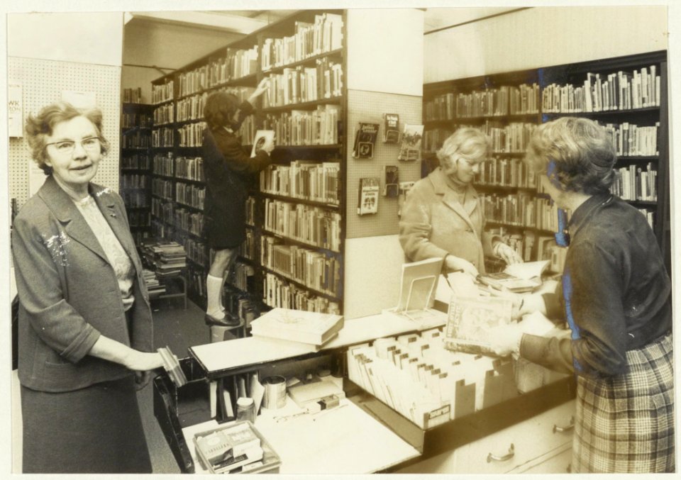 Interieur R.K. leeszaal die 50 jaar bestaat, met links directrice Mej. Vinkenburg en rechts mevr. Van Tienhoven-van der Geest, assistente. NL-HlmNHA 54024032