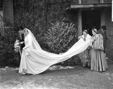 Huwelijk van de heer Hans Smulders. Het bruidspaar bij het verlaten van de ouder, Bestanddeelnr 904-3793 photo