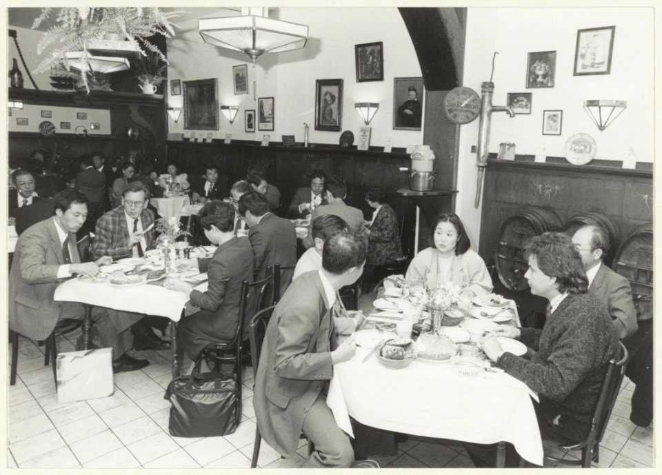 Interieur restaurant Carillon aan de Grote Markt. Japanse onderwijsgevenden gebruiken de lunch tijdens een bezoek aan Haarlem in opdracht van het Japanse Ministerie van Onderwijs, NL-HlmNHA 54023678