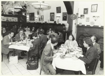 Interieur restaurant Carillon aan de Grote Markt. Japanse onderwijsgevenden gebruiken de lunch tijdens een bezoek aan Haarlem in opdracht van het Japanse Ministerie van Onderwijs, NL-HlmNHA 54023678 photo