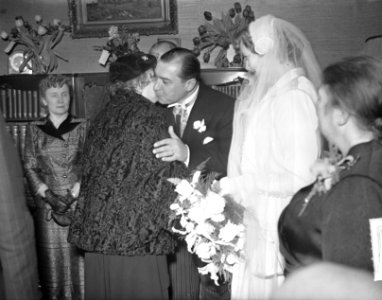 Huwelijk van de heer Hans Smulders met Mary Sevenstern. Receptie na het huwelij…, Bestanddeelnr 904-3819 photo