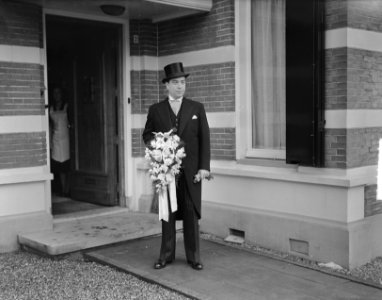 Huwelijk van de heer Hans Smulders met Mary Sevenstern. Bruidegom voor de deur v, Bestanddeelnr 904-3832 photo