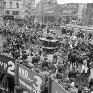 Huwelijk prinses Beatrix en Claus von Amsberg , de stoet bij de Munt, Bestanddeelnr 918-9026