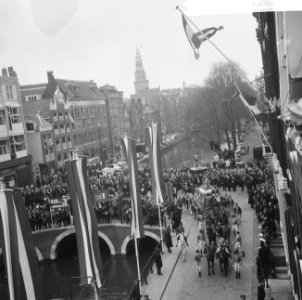 Huwelijk prinses Beatrix en Claus von Amsberg , de stoet op weg, Bestanddeelnr 918-9003