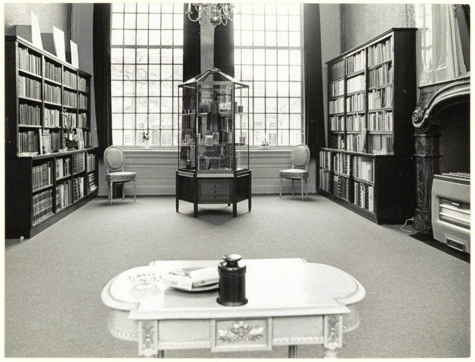 Interieur regentenkamer Hofje van Staats aan de Jansweg 69. NL-HlmNHA 54021492