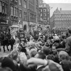 Huwelijk prinses Beatrix en Claus von Amsberg , de stoet bij de Dam, Bestanddeelnr 918-8913