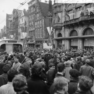 Huwelijk prinses Beatrix en Claus von Amsberg , drukte op Rokin, Bestanddeelnr 918-8903