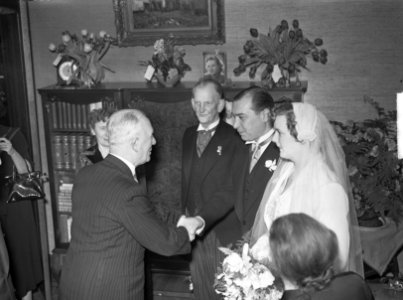 Huwelijk van de heer Hans Smulders met Mary Sevenstern. Receptie in villa Schoo…, Bestanddeelnr 904-3828 photo