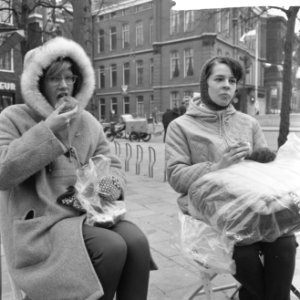 Huwelijk prinses Beatrix en Claus von Amsberg , mensen langs de route, Bestanddeelnr 918-9024