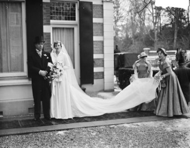 Huwelijk van de heer Hans Smulders met Mary Sevenstern. Het bruidspaar voor het , Bestanddeelnr 904-3812 photo
