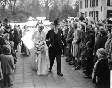 Huwelijk van de heer Hans Smulders De bruid met haar vader, Bestanddeelnr 904-3792