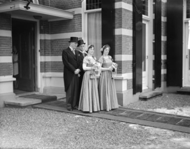 Huwelijk van de heer Hans Smulders De bruidsmeisjes en -jonkers (voor villa Sch, Bestanddeelnr 904-3790 photo