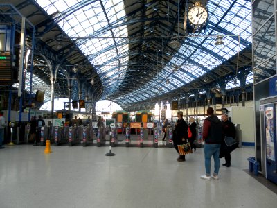 Interior of Brighton Railway Station looking towards Platforms (December 2012)