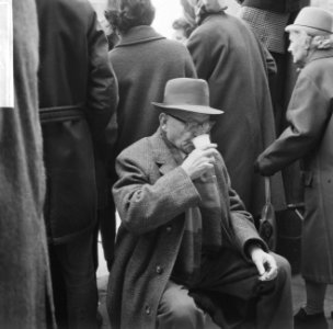 Huwelijk prinses Beatrix en Claus von Amsberg , man drinkt kopje koffie, Bestanddeelnr 918-9001
