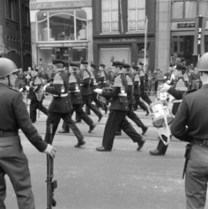 Huwelijk prinses Beatrix en Claus von Amsberg , muziekband trekt voorbij, Bestanddeelnr 918-8991