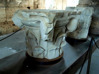 Interior of the Colosseum, Capital composed of smooth leaves in Luna marble