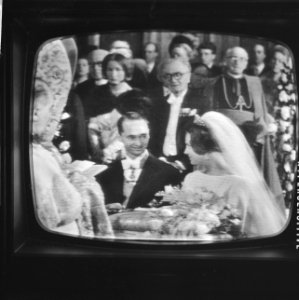 Huwelijk Prinses Irene en Prins Hugo Charles te Rome vanaf televisie, bij het al, Bestanddeelnr 916-3679