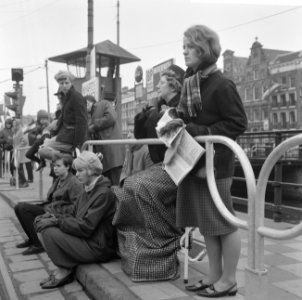 Huwelijk prinses Beatrix en Claus von Amsberg , mensen wachten langs route, Bestanddeelnr 918-8935