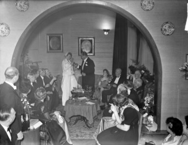 Huwelijk van de heer Hans Smulders met Mary Sevenstern te Dieren. Samenzijn in v, Bestanddeelnr 904-3836 photo