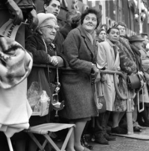 Huwelijk prinses Beatrix en Claus von Amsberg , mensen langs de route, Bestanddeelnr 918-8954