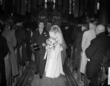 Huwelijk van de heer Hans Smulders met Mary Sevenstern te Dieren. Het bruidspaa…, Bestanddeelnr 904-3837 photo