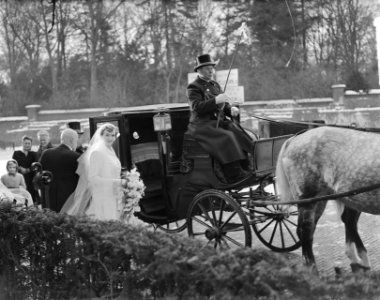 Huwelijk van de heer Hans Smulders met Mary Sevenstern te Dieren. De bruid in ge, Bestanddeelnr 904-3839 photo