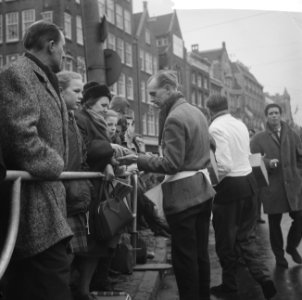 Huwelijk prinses Beatrix en Claus von Amsberg , venter langs de route, Bestanddeelnr 918-8907